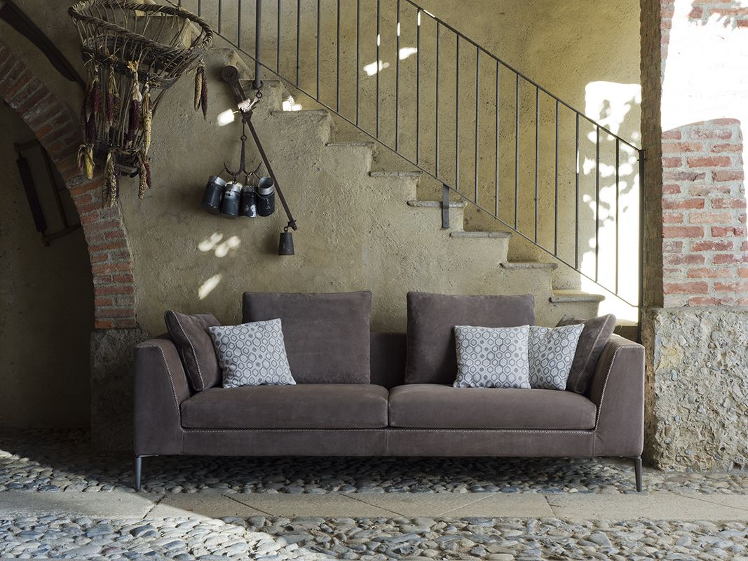 divano Estelle con cuciture sartoriali
