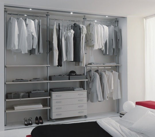 cabina armadio chiudibile con porte scorrevoli a soffitto e pavimento