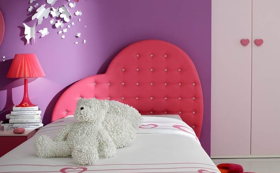 letto e scrivania a forma di cuore