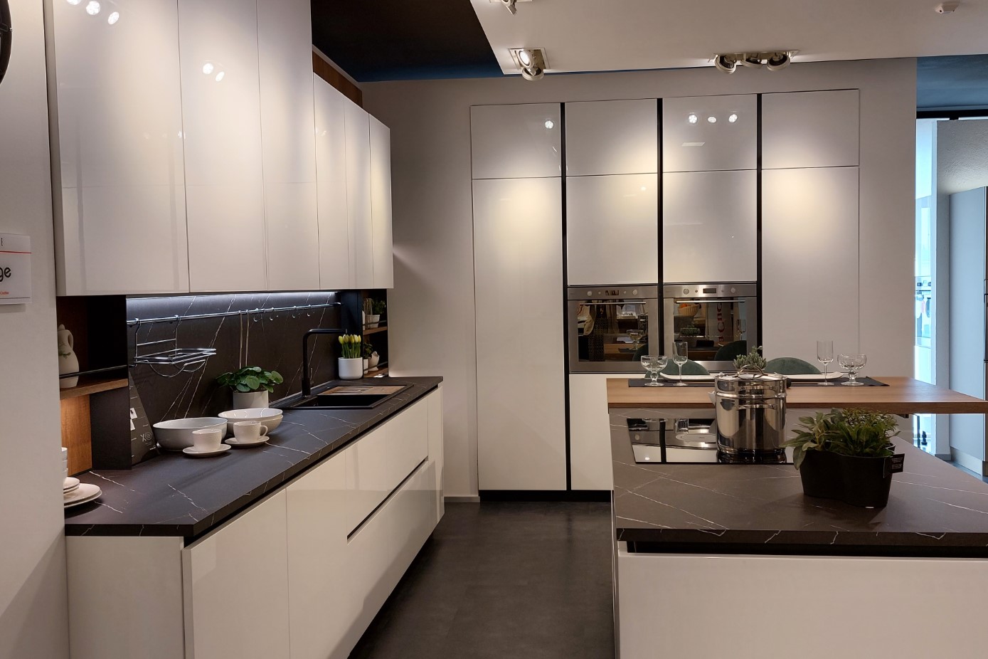 Cucina angolare anta telaio di Veneta Cucine 