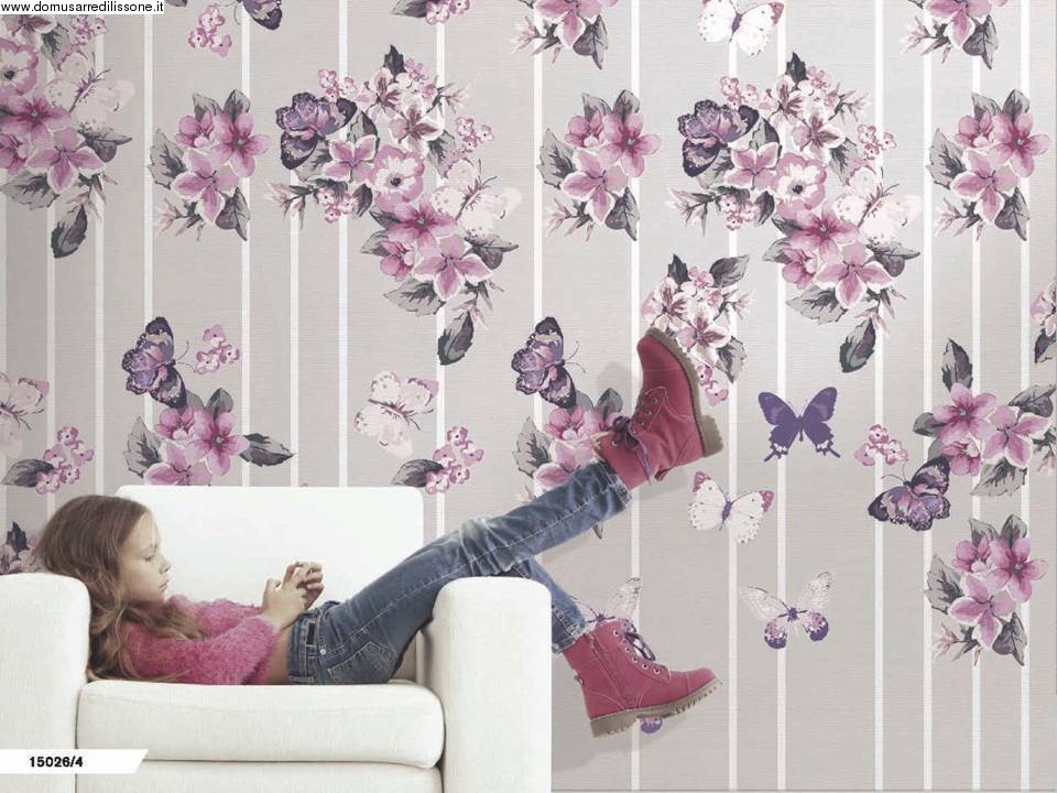 tappezzeria floreale e righe con  fiori lilla e farfalle