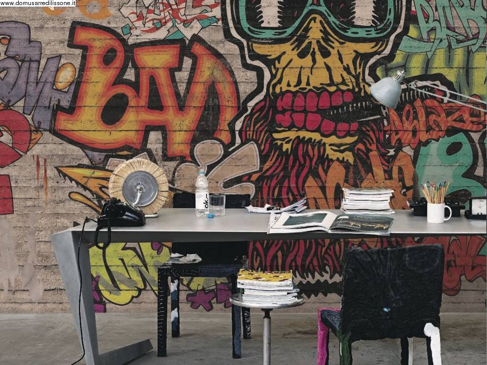 tappezzeria con graffiti colorati sul muro