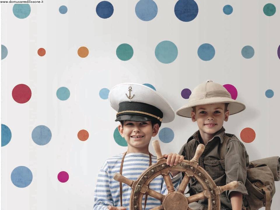 tappezzeria con pois di diverso colore